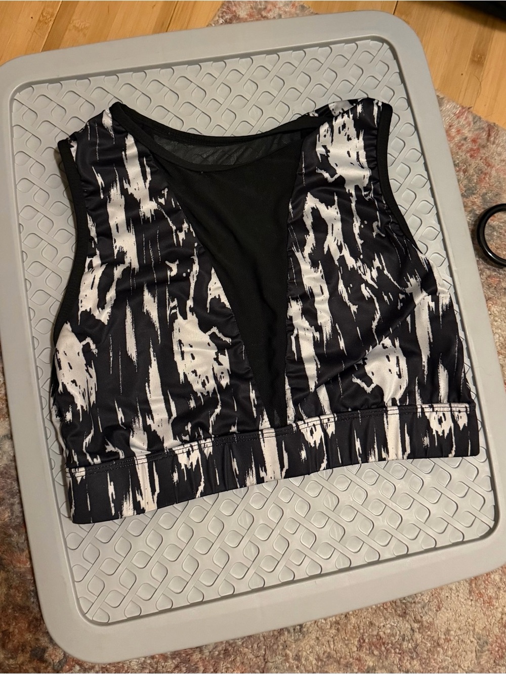 SHEIN Black & White Abstract Mesh-Panel Sports Bra